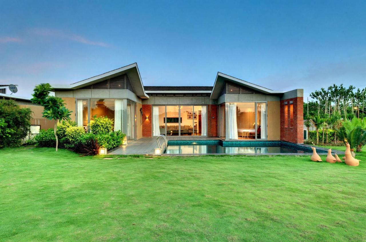 The Fern Royal Farm Resort, Anjar Exterior foto